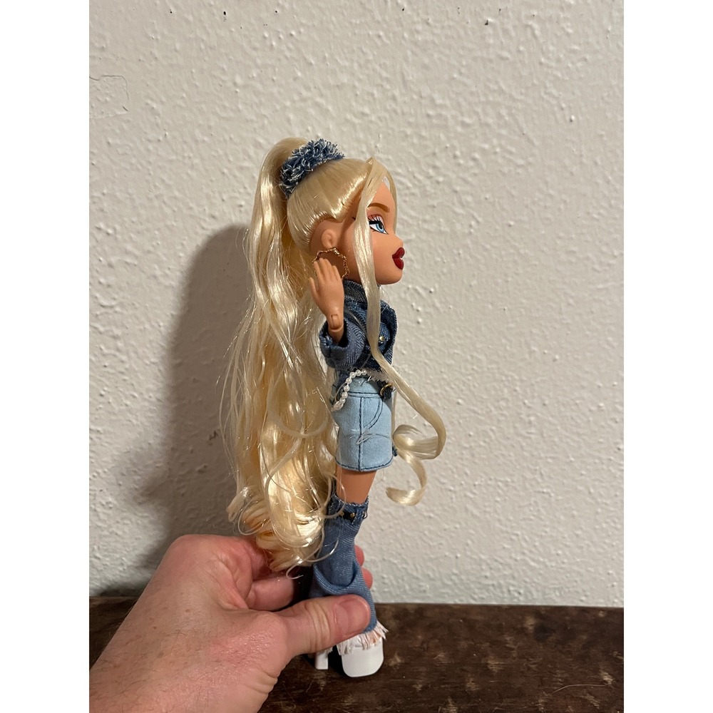 Bratz 20 Yearz Anniversary Cloe Fashion Doll Blonde Denim Outfit Y2K Style 10" - Picture 4 of 5